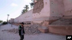 Un hombre pasa junto a un tramo dañado de la muralla de la histórica Medina de Marrakech tras un potente sismo registrado en Marruecos, el 9 de septiembre de 2023. (AP Foto/Mosa'ab Elshamy)