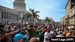 Cientos de personas se concentraron frente al Capitolio de La Habana para protestar contra el Gobierno. (Yamil Lage/AFP)