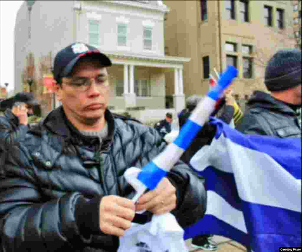 El disidente cubano Juan Carlos Herrera Acosta, durante una manifestación frente a la sede diplomática cubana en EEUU, en Washington D.C., a favor de la liberación de los presos políticos cubanos.