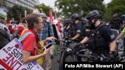 La policía del Capitolio se encuentra cerca de los manifestantes, el miércoles 24 de julio de 2024, en Washington, durante una visita programada del primer ministro israelí, Benjamin Netanyahu, al Capitolio de EEUU. (Foto AP/Mike Stewart)