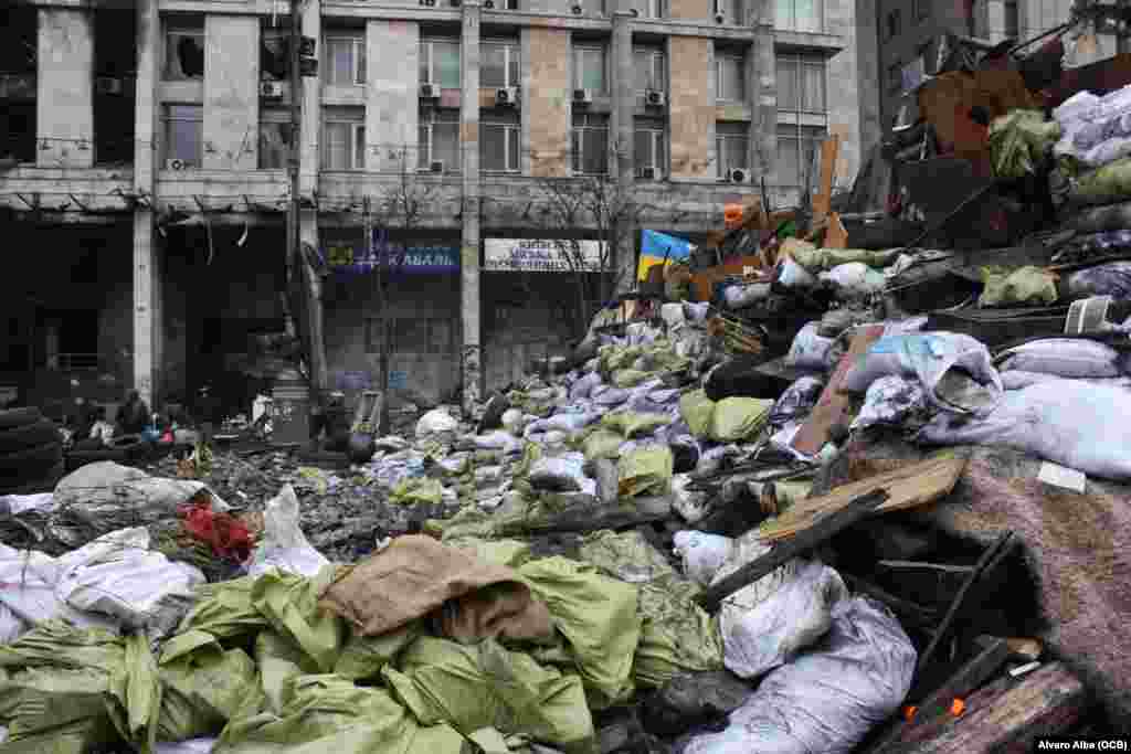 Barricada en la Avenida Jreshchatyk, en el centro de Kyiv.