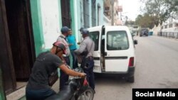 Foto compartida por el Consejo Administración Municipal de Guanabacoa en su cuenta de Facebook del momento del operativo en la "casa Cupet". 