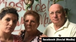 De der a izq. la familia de opositores cubanos, Saily Navarro, Sonia Alvarez Campillo y Félix Navarro. El líder del Partido por la Democracia Pedro Luis Boitel era al momento de su detención en el verano de 2021, vicepresidente del Consejo para la Transición Democrática en Cuba.