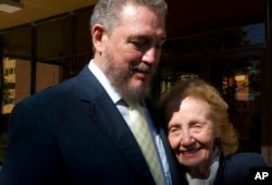 Mirta Díaz-Balart durante uno de sus viajes a Cuba el 14 de noviembre de 2008, abrazada junto a su hijo, Fidel Castro Díaz Balart, quien llegó a ser Asesor Científico del Consejo de Estado y Vicepresidente de la Academia de Ciencias de Cuba. AP Photo/Ismael Francisco/PL