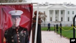 Un cartel con la foto del veterano de la Marina estadounidense Trevor Reed, quien fuera prisionero de Rusia desde 2019. (AP/Patrick Semansky, File)