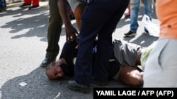 Un detenido el 11 de julio de 2021 en La Habana por participar en las protestas contra el gobierno. (AFP/Yamil Lage).