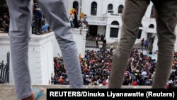 Manifestantes en la casa presidencial en Colombo, Sri Lanka.