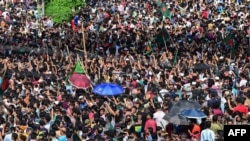 Manifestantes antigubernamentales celebran en Shahbag, cerca del área universitaria de Dhaka, en Dhaka, el 5 de agosto de 2024. (Foto de Munir UZ ZAMAN / AFP)