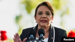 La presidenta de Honduras, Xiomara Castro, pronuncia un discurso durante una ceremonia para conmemorar el Día de la Bandera Nacional, en Tegucigalpa, Honduras, el 1 de septiembre de 2024. REUTERS/Stringer