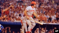 ARCHIVO - Pete Rose, de los Rojos de Cincinnati, el 2 de agosto de 1978. A la izquierda, el receptor de Atlanta, Joe Nolan. (Foto AP, Archivo)