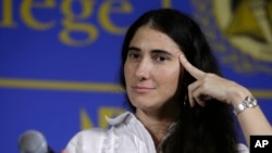 La bloguera Yoani Sánchez el 1 de abril de 2013, tras anunciar en Miami Dade College, en Miami, Florida, que lanzaría un diario digital el 21 de mayo de 2014. (AP/Lynne Sladky).