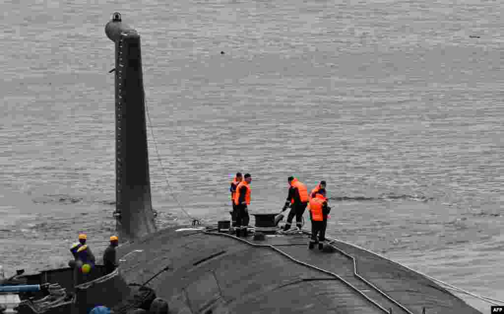 El submarino ruso de propulsión nuclear Kazán, parte del destacamento naval ruso que visita Cuba, atraca en el puerto de La Habana el 12 de junio de 2024.&nbsp;YAMIL LAGE / AFP)