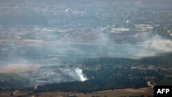 Columnas de humo se elevan tras el impacto de un cohete disparado desde el sur del Líbano sobre la región de la Alta Galilea, en el norte de Israel, el 30 de julio de 2024.