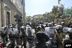 Las tropas apostadas frente al Palacio Quemado en Plaza Murillo, en la Paz.