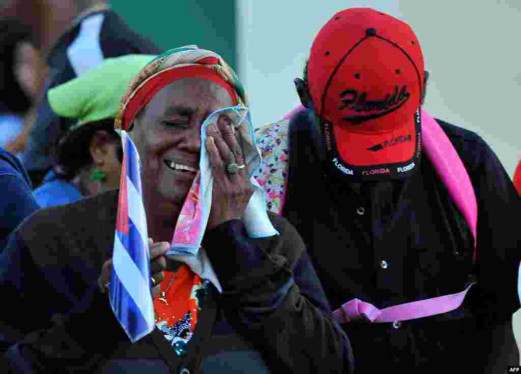 Una mujer en Santiago de Cuba llora a la muerte de Fidel Castro, el dictador que manejó los designiso de Cuba bajo total opresión para el pueblo.