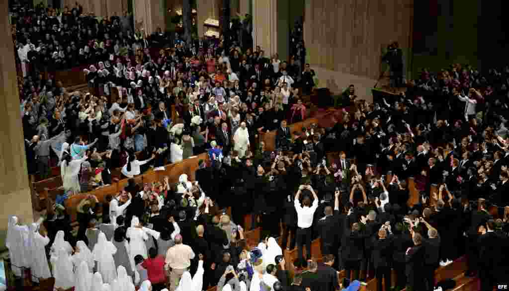 El Papa saluda a los invitados a la canonización de Junípero Serra, en la Basílica del Santuario Nacional de la Inmaculada Concepción en Washington