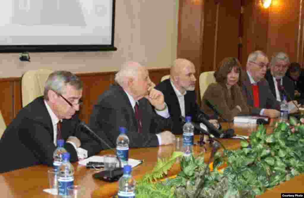 Participantes en la presentación del libro de Gorbachev. 