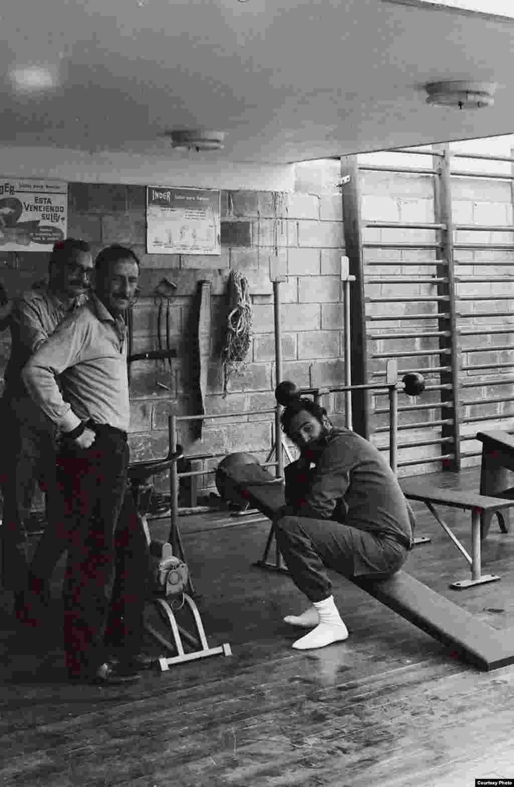 Fidel Castro en su gimnasio de la casa de Celia Sánchez en la calle 11 del Vedado. (Luis Domínguez) 