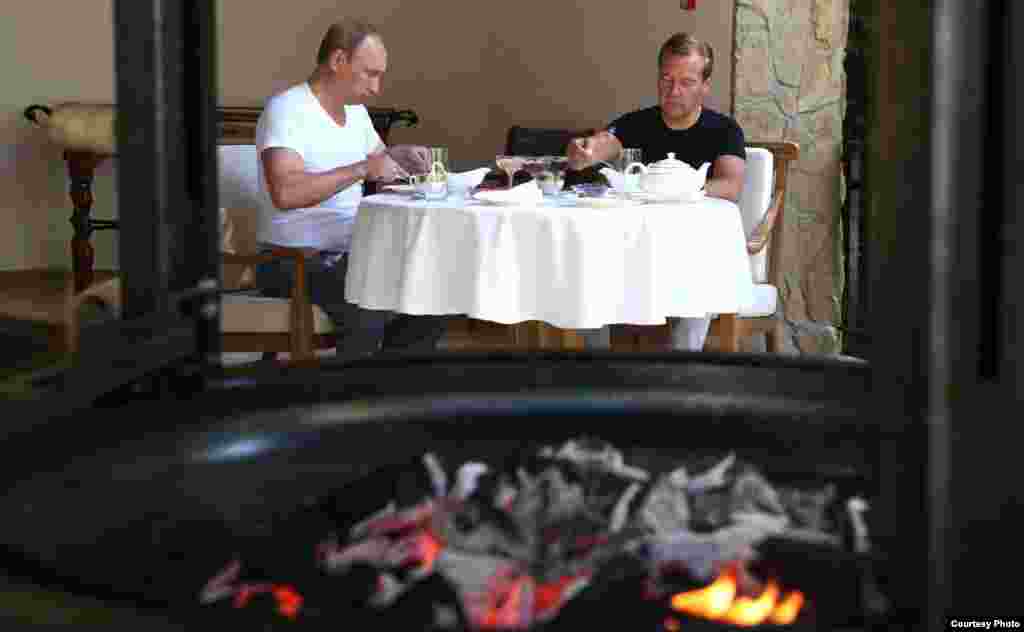 Putin y Medvedev degustando la parrillada.