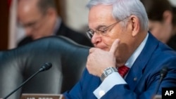 El senador Bob Menéndez, demócrata por Nueva Jersey, durante una audiencia del Comité de Banca, Vivienda y Asuntos Urbanos del Senado, el miércoles 6 de diciembre de 2023 en Washington. (Foto AP/Alex Brandon, archivo)