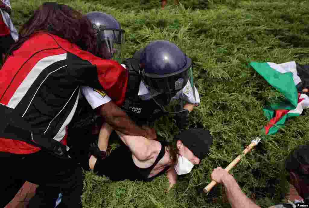 &quot;La multitud no obedeció nuestra orden de retroceder de nuestra línea policial. Estamos desplegando gas pimienta contra cualquiera que intente violar la ley y cruzar esa línea&quot;, dijo la policía en un comunicado.