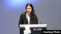 Yoani Sánchez habla en la entrega del Premio Ortega y Gasset.