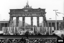 Archivo - Berlín Occidenta. 12 de Junio de 1987. Ronald Reagan (c) y el canciller alemán Helmut Kohl ( derecha de Reagan) en ceremonia al lado oeste del Muro de Berlín.