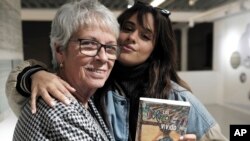 Camila Cabello y su abuela Mercedes Rodríguez, en Málaga. (AP Photo/Gregorio Marrero)