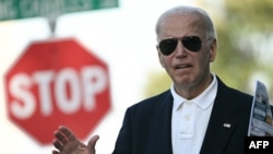 El presidente de Estados Unidos, Joe Biden, responde a preguntas de la prensa sobre la invasión terrestre israelí al Líbano, a su salida este sábado de la iglesia católica de St. Edmond en Rehoboth Beach, Delaware. (Brendan SMIALOWSKI/AFP)