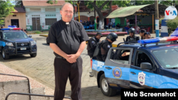 El sacerdote Edwin Román a la entrada de la iglesia San Miguel Arcángel, en la ciudad de Masaya, Nicaragua. (Foto archivo VOA).