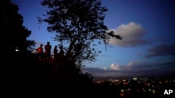 La ciudad de Santiago de Cuba vista desde una elevación. Una tormenta tropical pudiera afectar este fin de semana a las provincias cubanas de Guantánamo, Santiago de Cuba, Holguín, Granma y Las Tunas.(Foto AP/Ramón Espinosa)