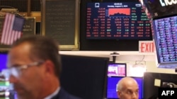 Los traders trabajan en el piso de la Bolsa de Valores de Nueva York (NYSE) antes del cierre de la jornada el 5 de agosto de 2024. (Foto: Charly TRIBALLEAU / AFP)