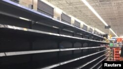 Estantes vacíos en un Walmart de Port Orange, Florida. 