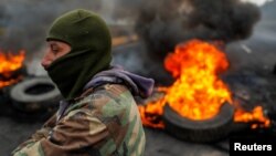 Una barricada en llamas durante las protestas cerca de Machachi, Ecuador, después de que el gobierno de Lenin Moreno puso fin a los subsidios al combustible de cuatro décadas.