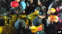 Rescatistas y médicos trasladan a una joven rescatada de entre los escombros de un edificio derruido en Sanliurfa, en Turquía, el 6 de febrero, luego del potente sismo. (IHA via AP)