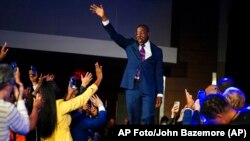 El senador demócrata Raphael Warnock habla durante una fiesta electoral el martes 6 de diciembre de 2022 en Atlanta.