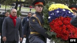 Fotografía cedida por la Asamblea Nacional (AN) donde se ve al presidente de la Asamblea Nacional de Venezuela, Diosdado Cabello (2-i), participando en una ofrenda floral ante la Tumba del Soldado Desconocido el 2 de octubre de 2013, junto al Kremlin en M