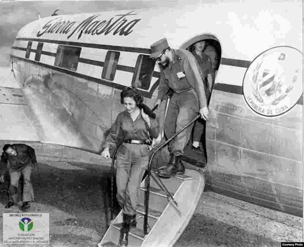 Fidel Castro baja con Celia Sánchez del avión presidencial, un DC-3 que antes fuera de Fulgencio Batista. (Luis Domínguez)