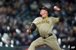 El lanzador de los Padres de San Diego Adrián Morejón (50) en la quinta entrada de un partido de béisbol el martes 23 de abril de 2024, en Denver. (AP Photo/David Zalubowski)