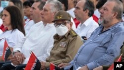 FOTO ARCHIVO. De der. a izq. Manuel Marrero, primer ministro; Raúl Castro, exgobernante y Miguel Díaz-Canel, mandatario cubano.