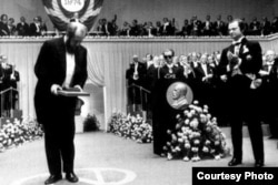 Alexander Solzhenitsin recibiendo el Premio Nobel.