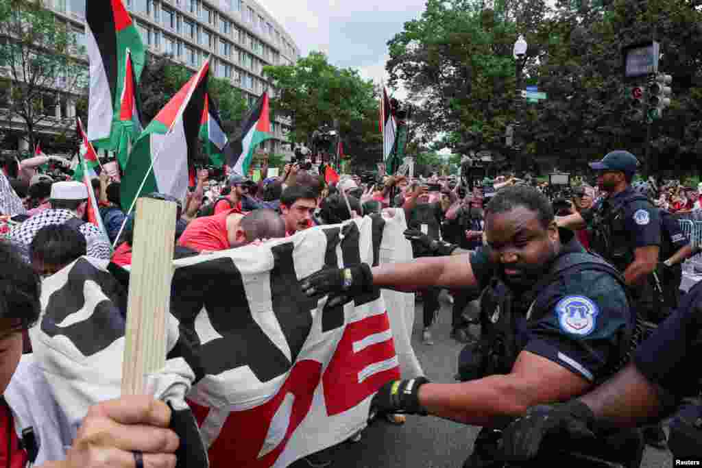 Enfrentamiento entre los agentes de la policía del Capitolio de los Estados Unidos y los manifestantes pro palestinos mientras Benjamin Netanyahu se dirige al Congreso, en Capitol Hill, Washington, Estados Unidos, el 24 de julio de 2024. REUTERS/Umit Bektas