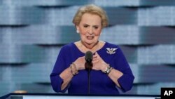 La exsecretaria de Estado Madeleine Albright habla durante la Convención Nacional Demócrata en Filadelfia, el 26 de julio de 2016. (AP/J. Scott Applewhite, Archivo)