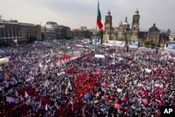 Simpatizantes de la candidata presidencial Claudia Sheinbaum se aglomeran en el Zócalo, frente a la Catedral, para su mitin de inicio de campaña en el Zócalo de la Ciudad de México, el 1 de marzo de 2024. (AP Photo/Aurea Del Rosario, Archivo)