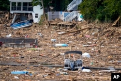 Escombros en el lago tras el paso del huracán Helene, el miércoles 2 de octubre de 2024, en Lake Lure, Carolina del Norte (AP Photo/Mike Stewart)