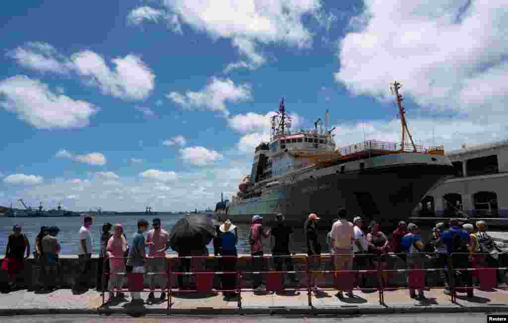 La gente hizo colas para visitar la fragata rusa Almirante Gorshkov, atracada en la bahía de La Habana, Cuba, el 13 de junio de 2024. REUTERS/Alexandre Meneghini