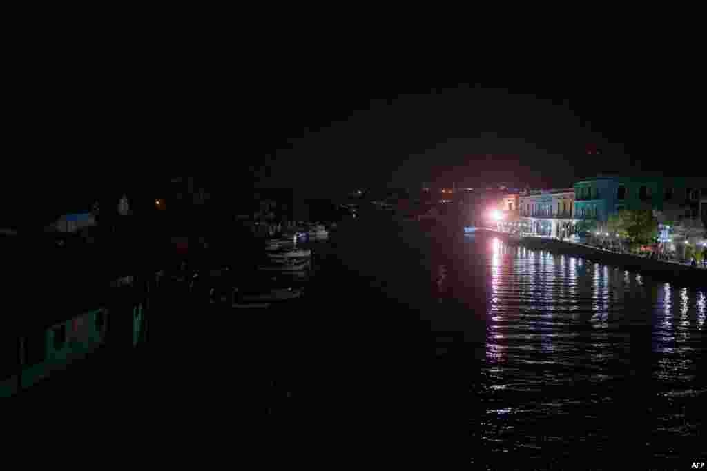 Vista del barrio Pueblo Nuevo a la izquierda del río San Juan durante un apagón nocturno de 6 horas, y a la derecha, Narváez, lleno de bares y restaurantes pertenecientes al centro histórico de la provincia de Matanzas, Cuba, el 23 de mayo. 2024. (Foto de ANTONIO LEVI / AFP)