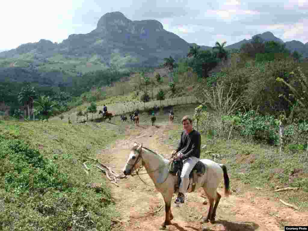 Antonio Castro pasea a caballo cerca de la casa del Americano, propiedad exclusiva de su padre en Pinar del Río. (Luis Domínguez)