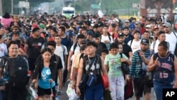 Migrantes caminan por la carretera que atraviesa Suchiate, estado de Chiapas en el sur de México, el domingo 21 de julio de 2024, durante su viaje hacia el norte hacia la frontera con Estados Unidos / Foto: Edgar H. Clemente (AP)