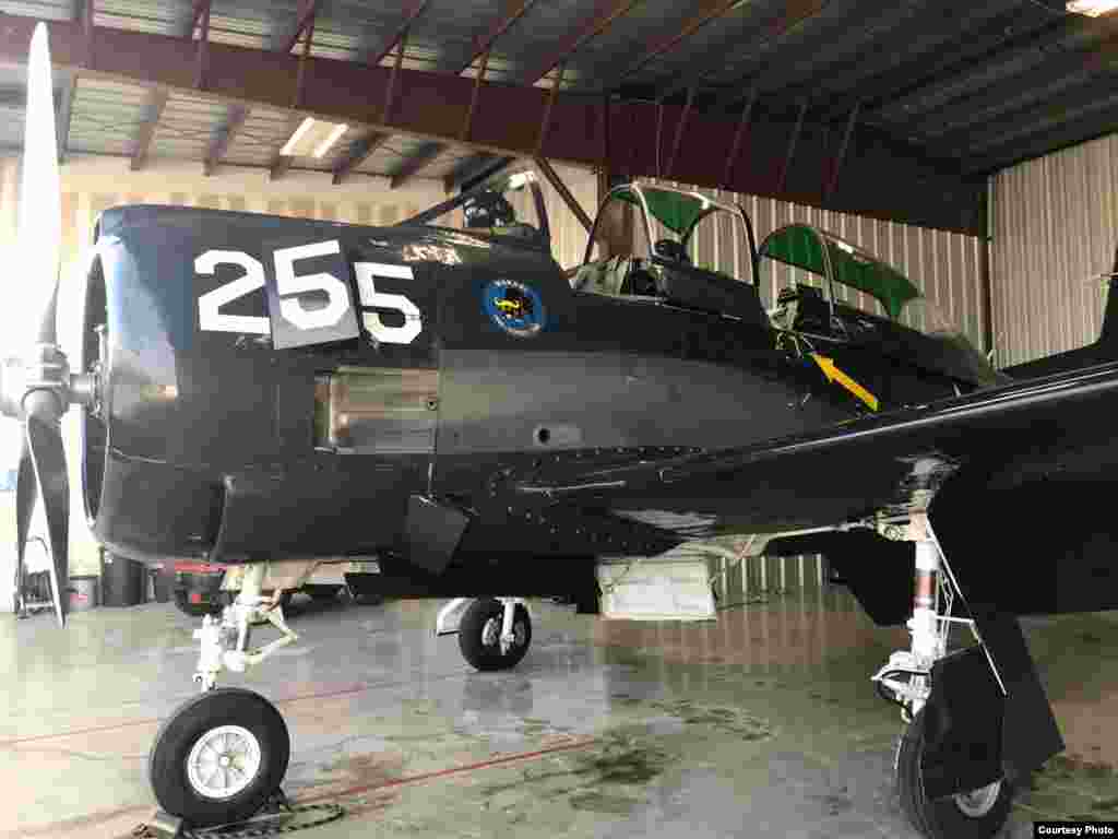 La nave T-28 en el hangar .